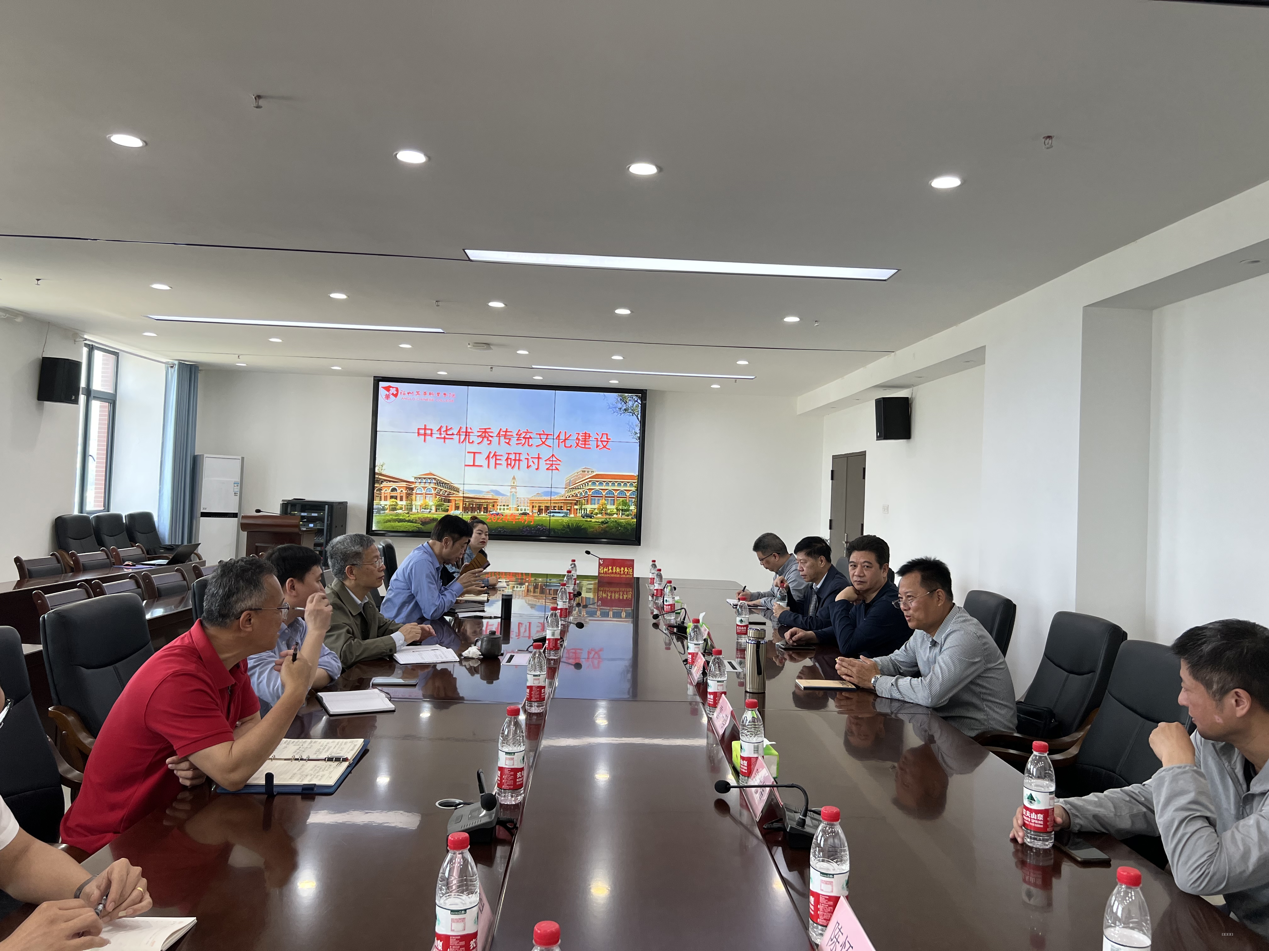 会议现场.jpg