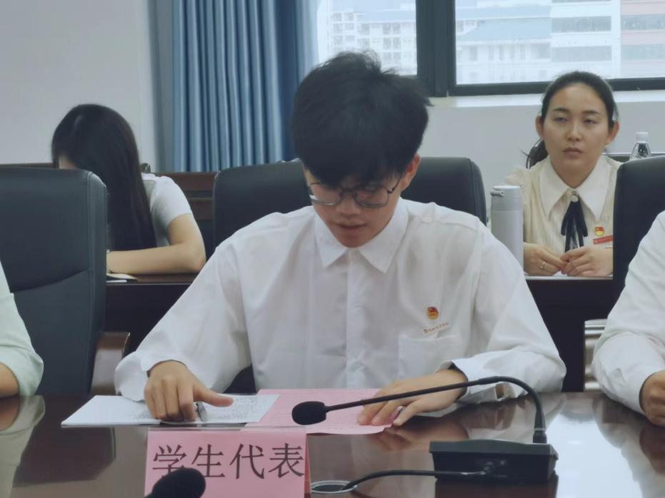 学生代表 信息技术系2022级计算机应用技术 黄嘉豪