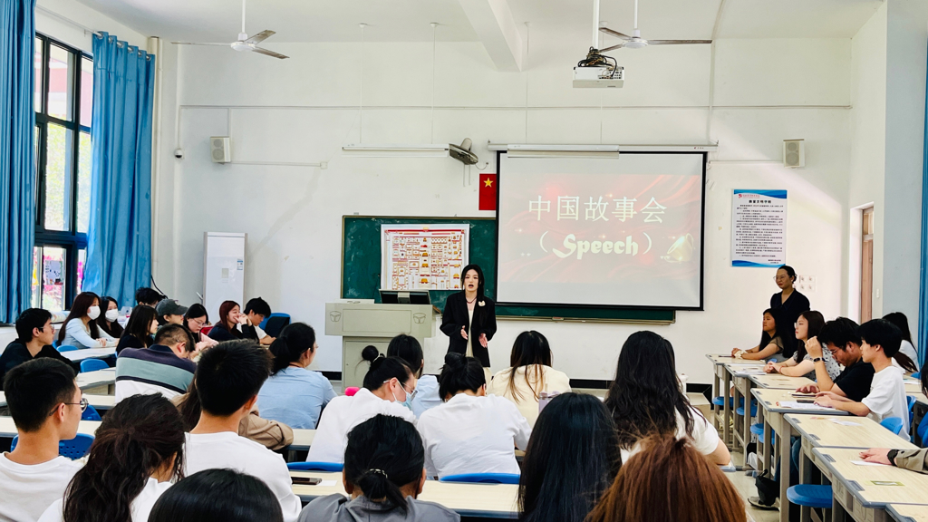 中国故事会-英语口语风采大赛一等奖选手在进行中国故事主题演讲.jpeg