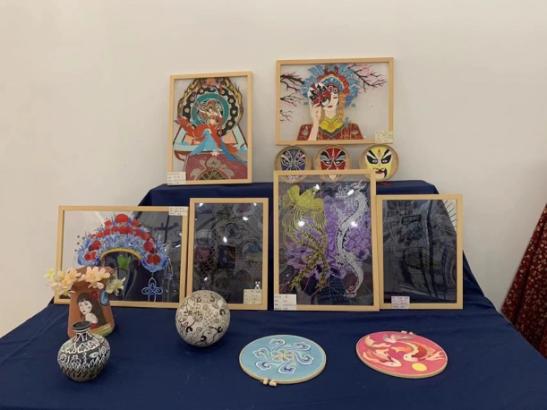 卧室的墙上挂着许多画

低可信度描述已自动生成