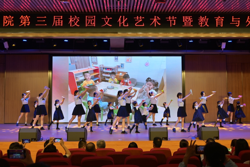 园校合作舞蹈《我们不说再见》.JPG