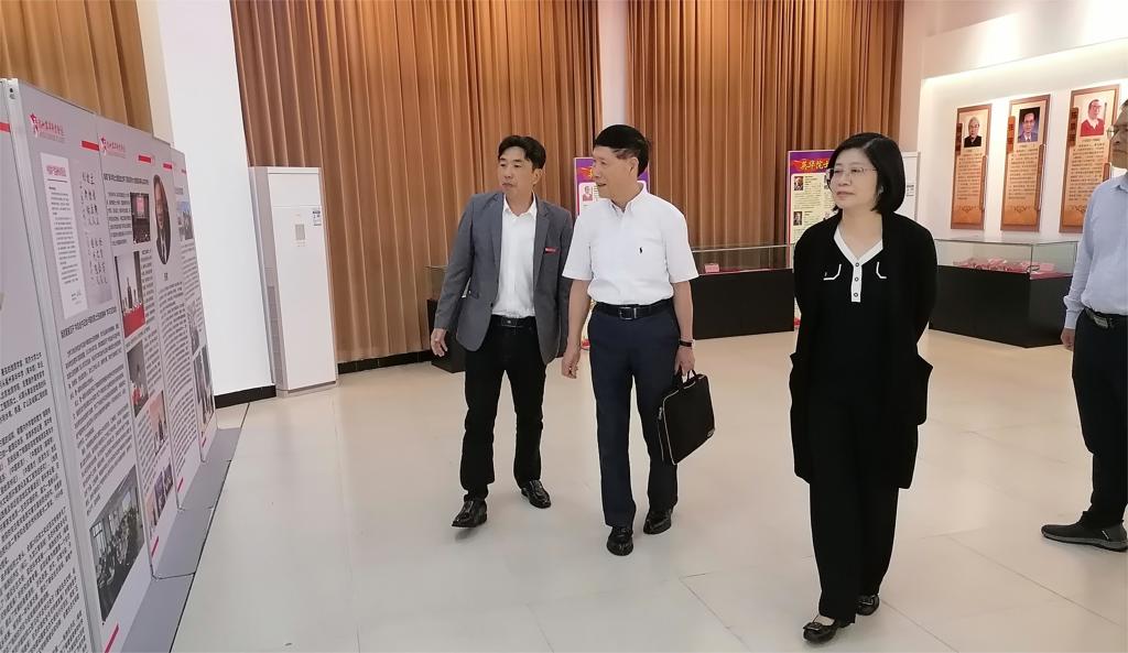 孙芳仲教授与江澜董事长.jpg
